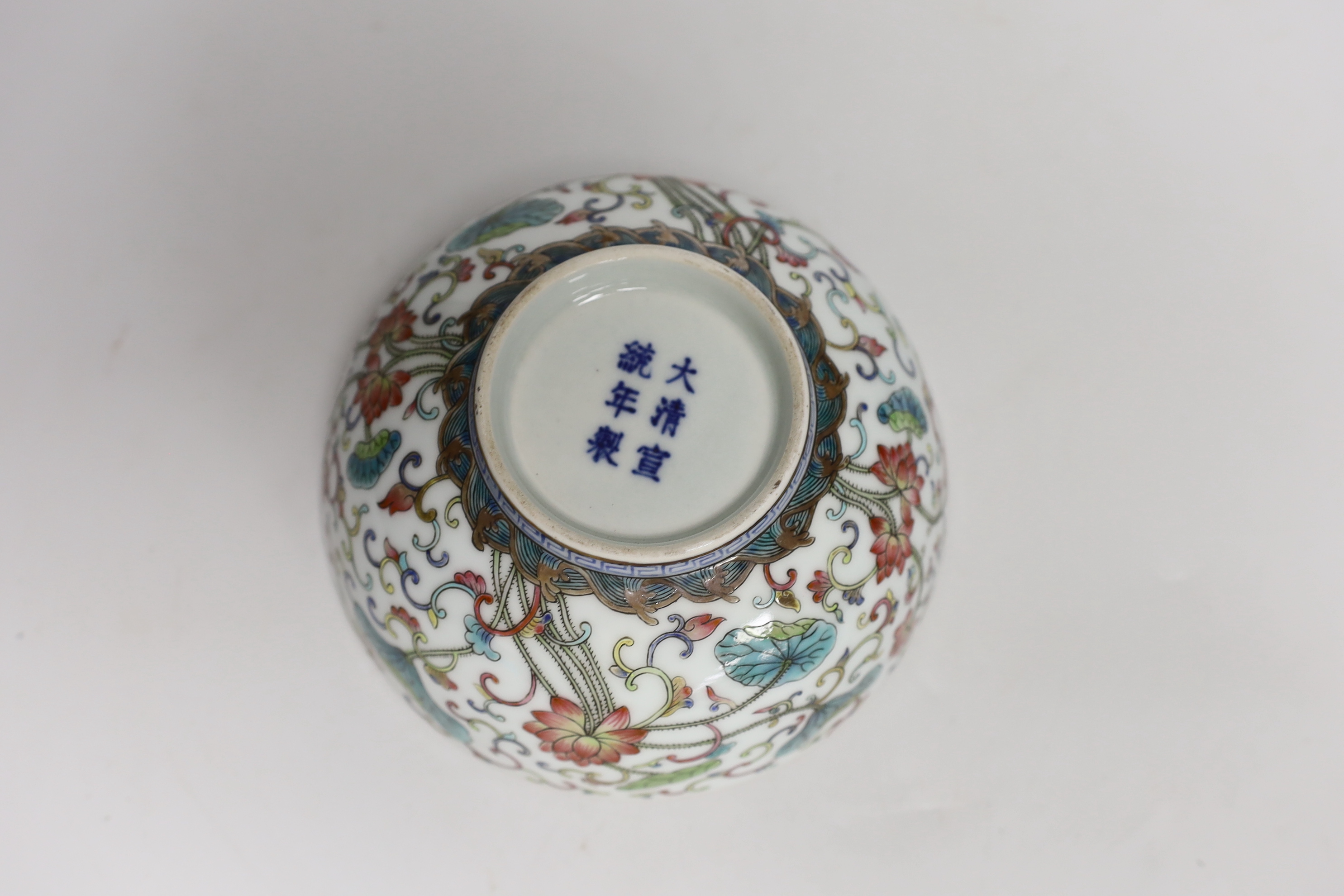 A Chinese enamelled porcelain bowl, 15cm diameter